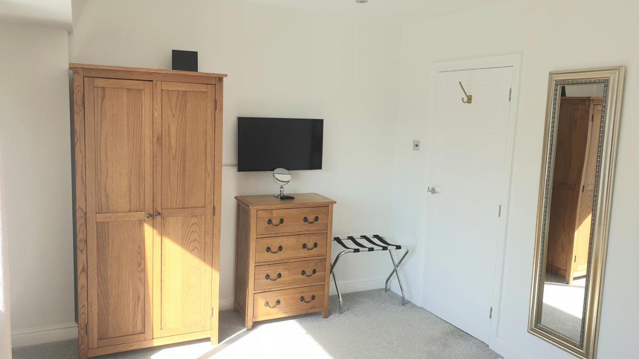 Large Modern Self Contained In Appartement