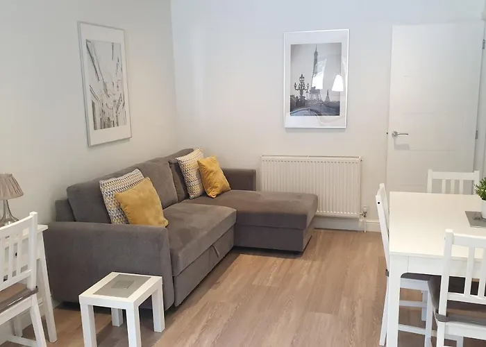 Large Modern Self Contained Apartment In Lymington